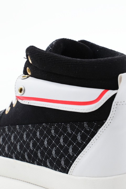 友枝小学校制服モデルスニーカー(c)CLAMP・ShigatsuTsuitachi CO.,LTD./講談社