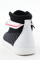 友枝小学校制服モデルスニーカー(c)CLAMP・ShigatsuTsuitachi CO.,LTD./講談社