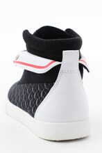 友枝小学校制服モデルスニーカー(c)CLAMP・ShigatsuTsuitachi CO.,LTD./講談社