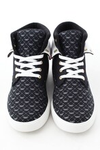 友枝小学校制服モデルスニーカー(c)CLAMP・ShigatsuTsuitachi CO.,LTD./講談社