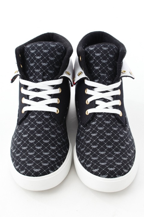 友枝小学校制服モデルスニーカー(c)CLAMP・ShigatsuTsuitachi CO.,LTD./講談社