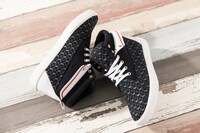 友枝小学校制服モデルスニーカー(c)CLAMP・ShigatsuTsuitachi CO.,LTD./講談社