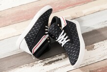 友枝小学校制服モデルスニーカー(c)CLAMP・ShigatsuTsuitachi CO.,LTD./講談社