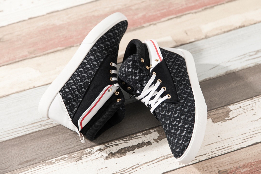 友枝小学校制服モデルスニーカー(c)CLAMP・ShigatsuTsuitachi CO.,LTD./講談社