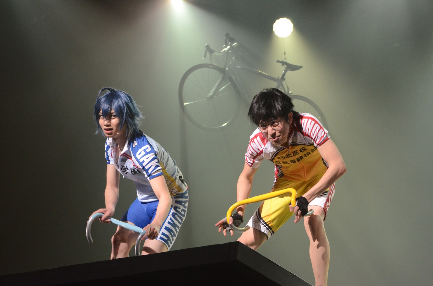 激闘を見せる真波と坂道。 (c)渡辺航(週刊少年チャンピオン)2008/弱虫ペダル製作委員会2013 (c)渡辺航(週刊少年チャンピオン)/マーベラス、東宝、ディー・バイ・エル・クリエイション