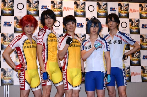 囲み取材の様子。左より鳴子章吉役の鳥越裕貴、今泉俊輔役の太田基裕、小野田坂道役の村井良大、真波山岳役の植田圭輔、荒北靖友役の鈴木拡樹。