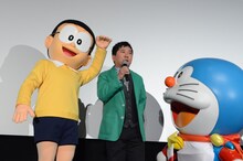 ドラえもんとのび太に挟まれる爆笑問題・田中裕二。
