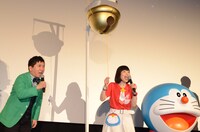 ドラえもんの鈴型くす玉を割る瞬間。