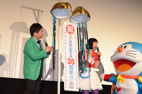 くす玉の中から、これまでの映画シリーズに登場したドラえもん35体が。