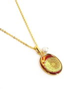 クロウカードのペンダント。(c)CLAMP・ShigatsuTsuitachi CO.,LTD./講談社