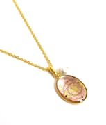 さくらカードのペンダント。(c)CLAMP・ShigatsuTsuitachi CO.,LTD./講談社