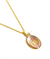 さくらカードのペンダント。(c)CLAMP・ShigatsuTsuitachi CO.,LTD./講談社