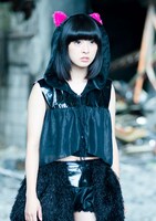 カラーグラビアより、いずこねこ（茉里）演じるイツ子。