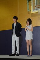 写真左より福士蒼汰、有村架純。