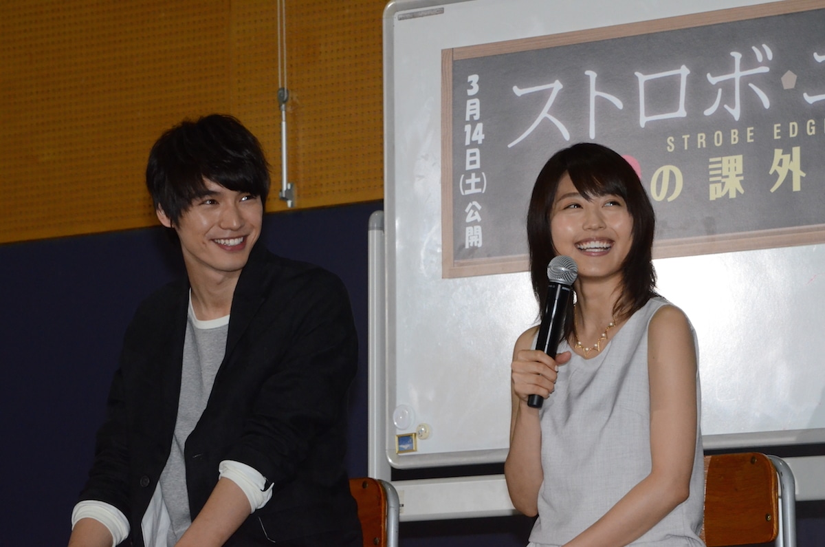 写真左より福士蒼汰、有村架純。