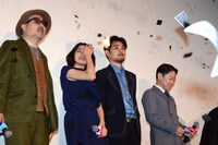 劇場には総額1億円分の紙幣吹雪が舞う。