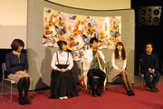 「境界のRINNE」試写会での会見の様子。左から柏木敦子チーフプロデューサー、生天目仁美（六文役）、石川界人（六道りんね役）、井上麻里奈（真宮桜役）、菅原静貴監督。