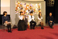 「境界のRINNE」試写会での会見の様子。左から柏木敦子チーフプロデューサー、生天目仁美（六文役）、石川界人（六道りんね役）、井上麻里奈（真宮桜役）、菅原静貴監督。