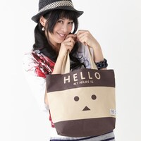 「HELLO TOTE BAG（ダンボーver.）」を持った様子。モデル：菊地由美 (c)KIYOHIKO AZUMA/YOTUBA SUTAZIO