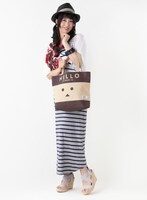 「HELLO TOTE BAG（ダンボーver.）」を持った様子。モデル：菊地由美 (c)KIYOHIKO AZUMA/YOTUBA SUTAZIO