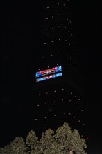 東京タワーに映し出された映像。(c)尾田栄一郎/集英社・フジテレビ・東映アニメーション(c)Amusequest Tokyo Tower LLP