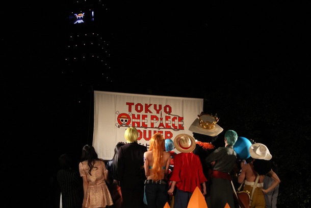 東京タワーに映し出された映像を見上げる出演者。(c)尾田栄一郎/集英社・フジテレビ・東映アニメーション(c)Amusequest Tokyo Tower LLP