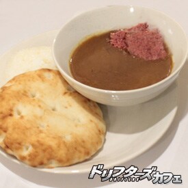 フードメニューの1種「牛馬の肉が入ったカレー汁」。