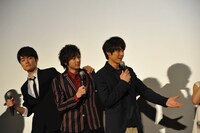 サプライズプレゼントをする入江、山田、福士。