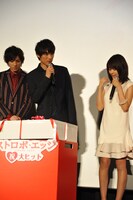 サプライズプレゼントに驚く有村。