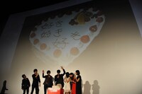 スクリーンにケーキが映し出された様子。