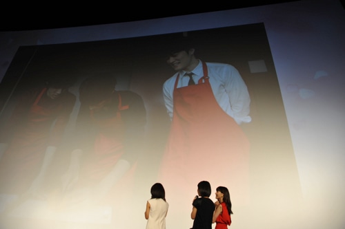 ケーキ制作中の写真を見守る女性陣。