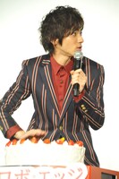 ケーキの説明をする山田。