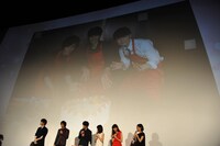 スクリーンに男性陣が映し出された様子。