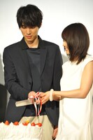 ケーキ入刀を行う福士と有村。