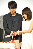 ケーキ入刀を行う福士と有村。