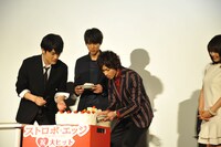 ケーキを取り分ける福士をサポートする山田、入江。