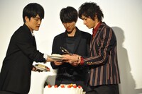 ケーキを取り分ける福士。