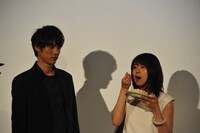 試食する有村。