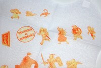 一部書店で付属する「ダンジョン飯」紙エプロンのアップ。