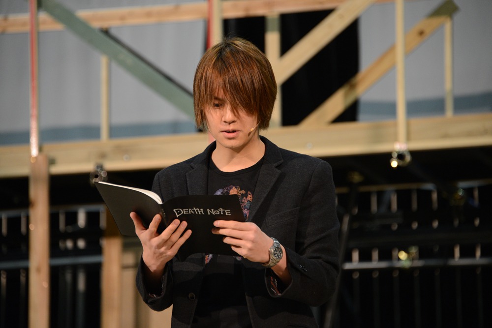 浦井健治演じる夜神月が初めてデスノートを手にするシーン。