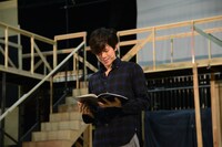 「デスノート」を歌唱する夜神月（柿澤勇人）。