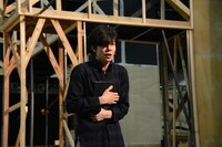 「デスノート」を歌唱する夜神月（柿澤勇人）。