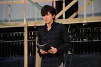 「デスノート」を歌唱する夜神月（柿澤勇人）。