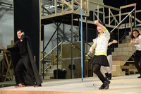 海砂（唯月ふうか）のステージに乱入し、ステージを盛り上げるリューク（吉田鋼太郎）。