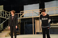 浦井と小池徹平演じるLが大学で出会い、「死のゲーム」を歌唱するシーン。