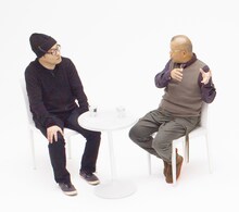 青山剛昌（左）と笑福亭鶴瓶（右）の対談模様。