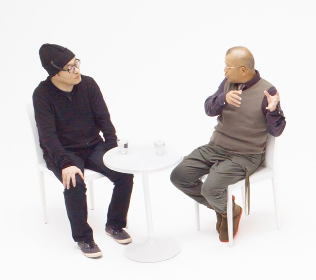 青山剛昌（左）と笑福亭鶴瓶（右）の対談模様。