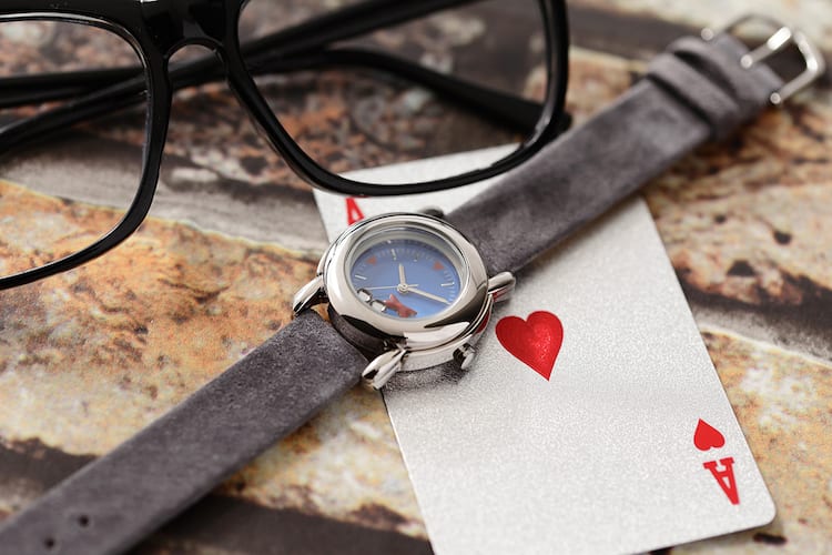 名探偵コナン のチャーム付き腕時計 文字盤は麻酔銃イメージ コミックナタリー