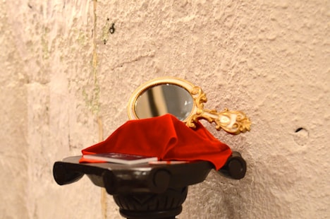 会場内にはヒントやアイテムが点在する。