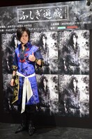 ポーズを決める喜矢武豊。(c)渡瀬悠宇／小学館